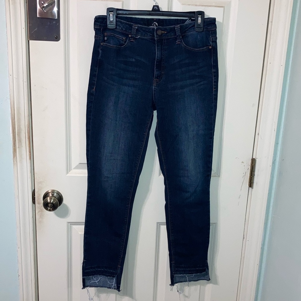 Jordache Legacy Skinny Jeans. sz 8. Step Cut Front Hem. Excellent Condition.